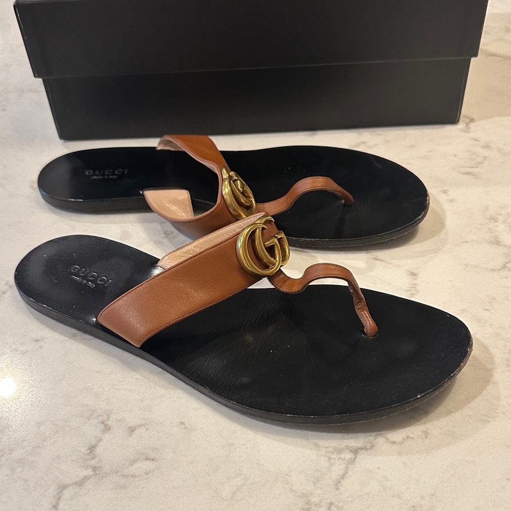 Gucci Tan Sandals with Gold Emblem - Picture 3 of 4